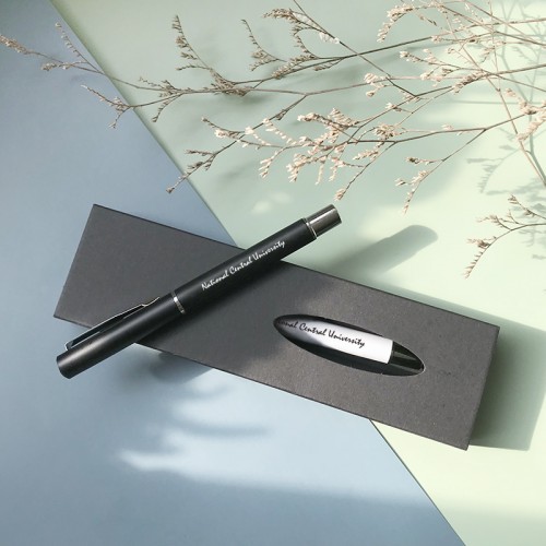 【團購商品，100隻起做】中大校名草寫輕巧原子筆_迷霧黑(手工盒需另加購)