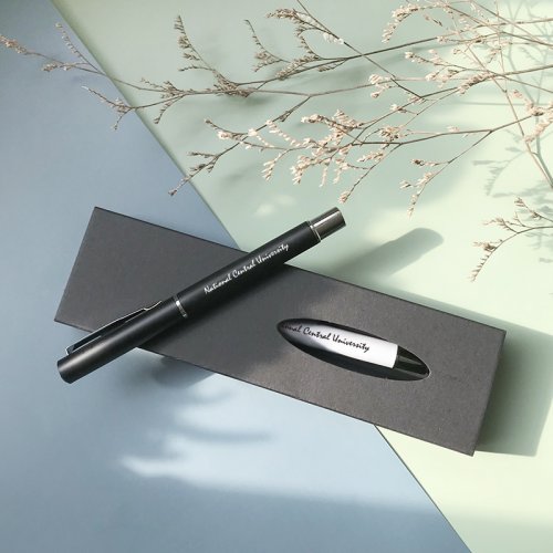 【團購商品，100隻起做】中大校名草寫輕巧原子筆_迷霧黑(手工盒需另加購)
